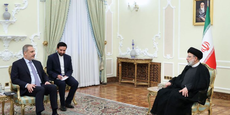 در دیدار وزیر خارجه ترکیه؛ رئیسی: موثرترین راهکار مقابله با تروریسم احترام به حاکمیت ملی کشورهای منطقه است