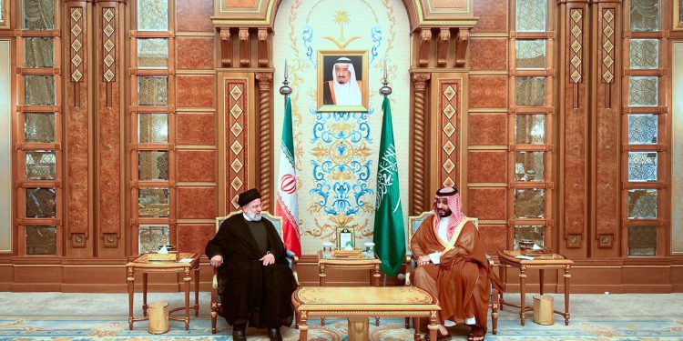 دیدار بن‌سلمان و رئیسی در حاشیه اجلاس اضطراری سران سازمان همکاری اسلامی