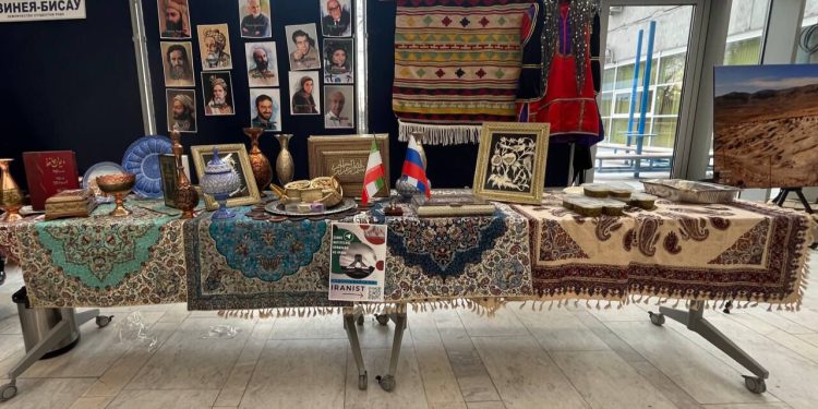 صنایع دستی و مشاهیر ایران در دانشگاه دوستی ملل مسکو