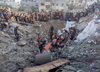 بیرون کشیدن اجساد 50 شهید فلسطینی از زیر آوار مدرسه‌ای در غزه