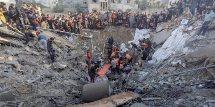 بیرون کشیدن اجساد 50 شهید فلسطینی از زیر آوار مدرسهای در غزه