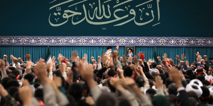 در دیدار هزاران نفر از بسیجیان؛ رهبر انقلاب: بسیج برای خدمت به همه است/ مقاومت و تسلیم، دوگانه جدید در منطقه