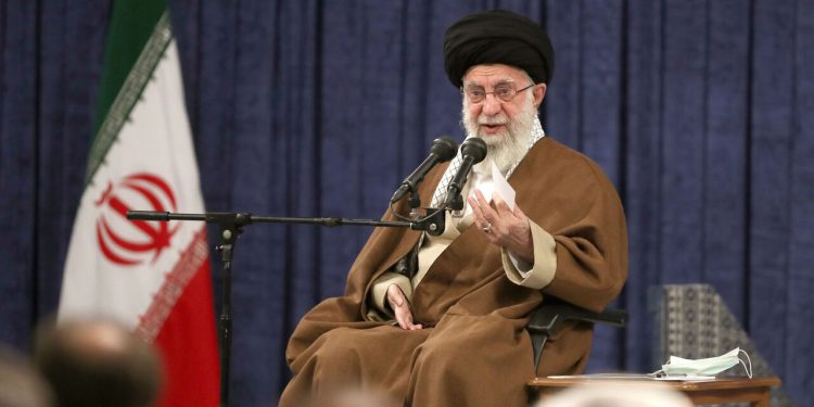 رهبر انقلاب: شهدا، هویت ملت ایران هستند که نباید فراموش شوند