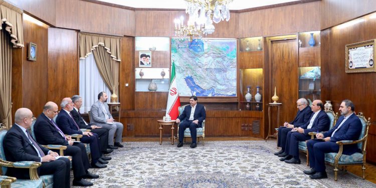 در دیدار وزیر نفت عراق مطرح شد؛ تشکیل ۷ کمیته برای همکاری تهران و بغداد/ مخبر: متعهد به حفظ تمامیت ارضی عراق هستیم