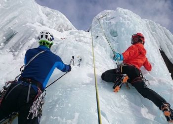 تیم‌های هلال احمر از تهران برای جستجوی کوهنوردان مفقود به اشنویه اعزام شدند