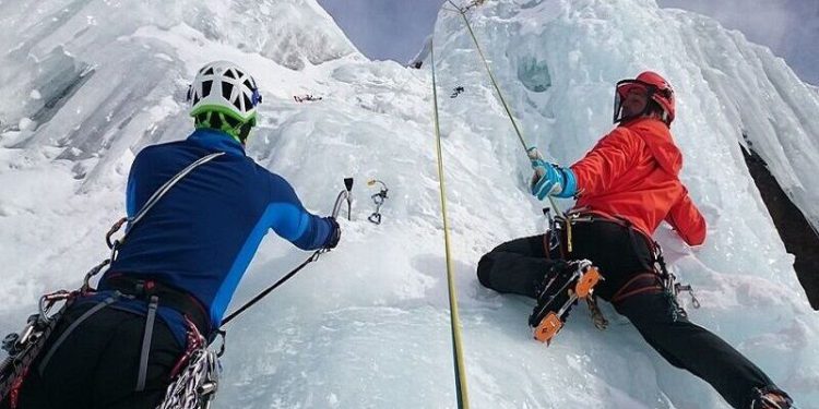 تیم‌های هلال احمر از تهران برای جستجوی کوهنوردان مفقود به اشنویه اعزام شدند