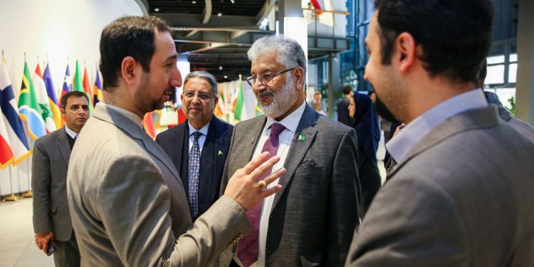 مشاور عالی وزیر علوم پاکستان: تحریم‌ها موجب موفقیت ایران در بخش‌های علمی و فناوری شد