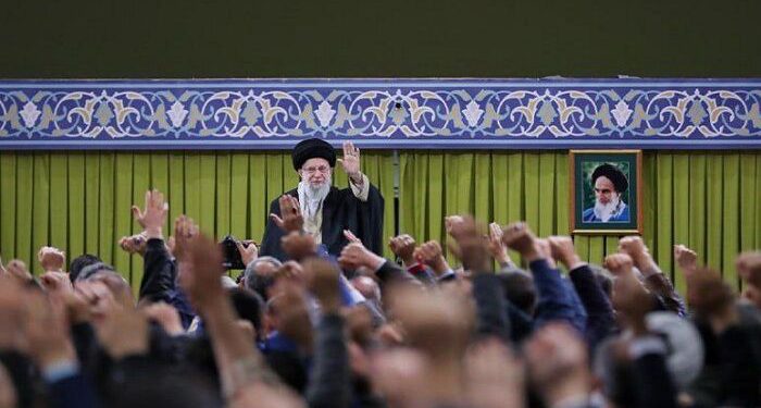 رهبر انقلاب: کشورهای اسلامی باید شریانهای حیاتی رژیم صهیونیستی را قطع کنند