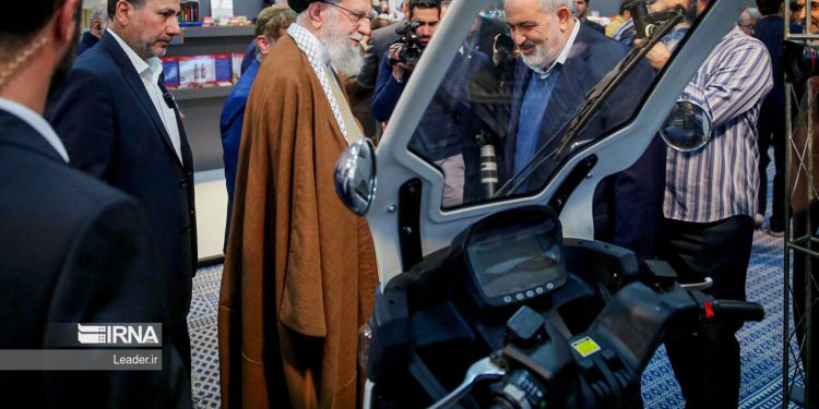 در حسینیه امام خمینی(ره) انجام شد؛ بازدید چهار ساعته رهبر انقلاب از نمایشگاه توانمندیهای تولید داخل