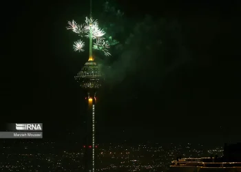 طنین گلبانگ الله اکبر همزمان با شب سالروز پیروزی انقلاب در تهران