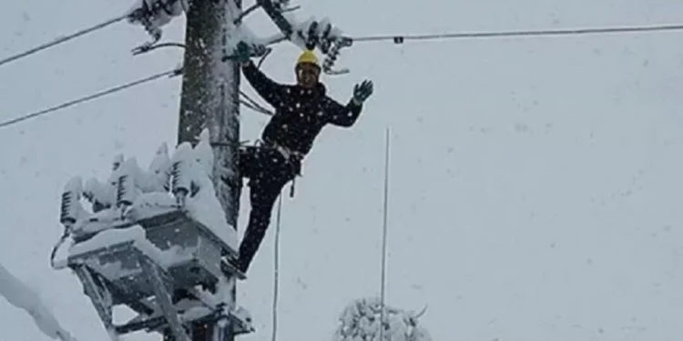 برق ۹۸ روستای کردستان تا ۷۲ ساعت آینده وصل می شود