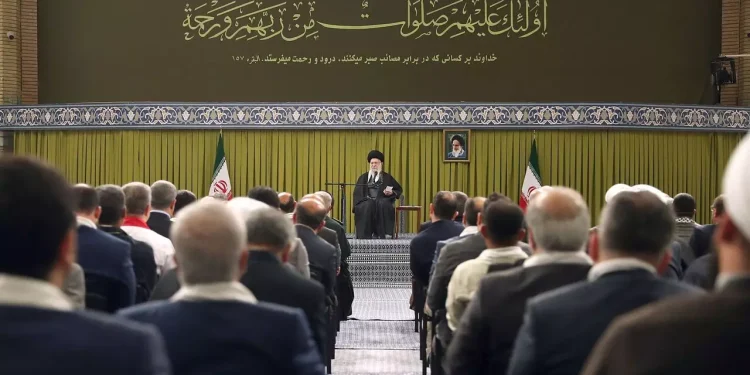 رهبر انقلاب در کنگره ۲۴ هزار شهید خوزستان؛ «اعتماد به جمهور مردم و اسلام» عامل پایداری و پیشرفت نظام است