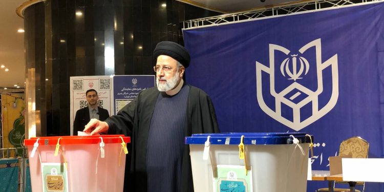 رئیس جمهور رای خود را به صندوق انداخت