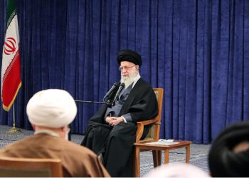 رهبر انقلاب: جبهه استکبار، ظلم و تجاوز و کشتار را  زیر نام دموکراسی، حقوق بشر و لیبرالیسم پنهان کرده‌ است