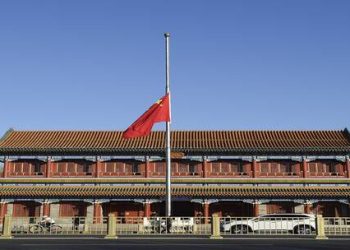 چین: «بریتانیا توهم استعمارگرانه خود را کنار بگذارد»