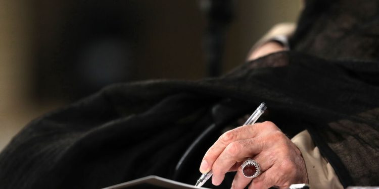 موافقت رهبر انقلاب با عفو یا تخفیف مجازات بیش از دو هزار نفر از محکومان محاکم