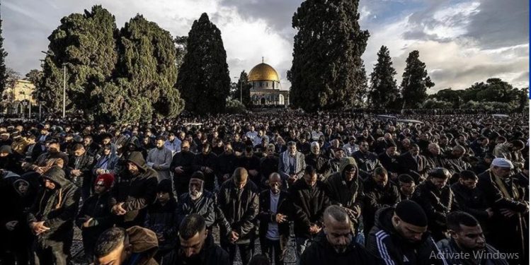 اقامه نماز عید فطر با حضور بیش از 60 هزار فلسطینی در مسجد الاقصی