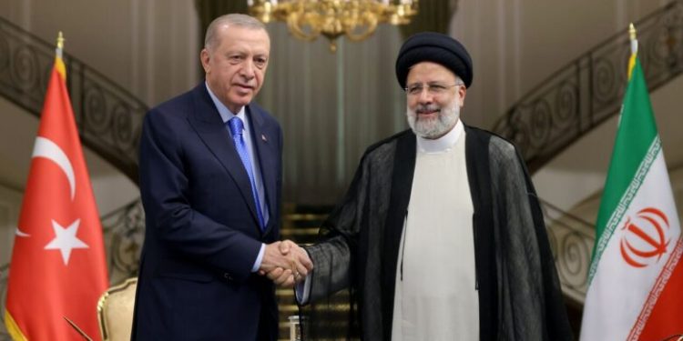 اردوغان: ترکیه در این روزهای سخت و ناراحت کننده، همچنان در کنار همسایه خود می‌ایستد
