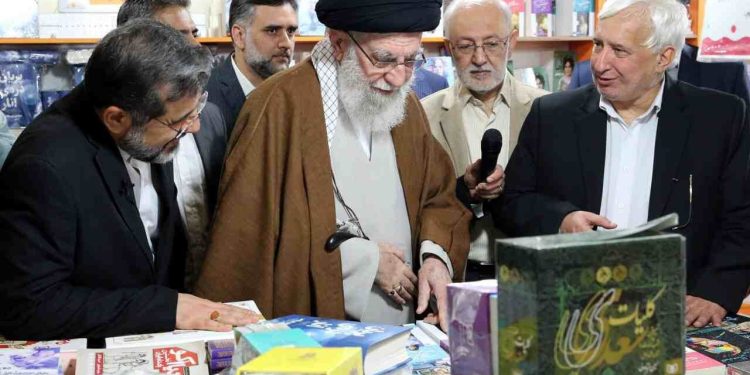 بازدید رهبر انقلاب از نمایشگاه کتاب تهران