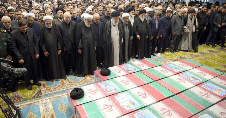 رهبر انقلاب بر پیکر رئیس‌جمهور و همراهانش نماز اقامه کردند