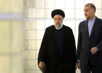 رئیس جمهور پرتلاش و خستگی ناپذیر مردم ایران بر سر عهد خود ایستاد و جان خود را فدای ملت کرد