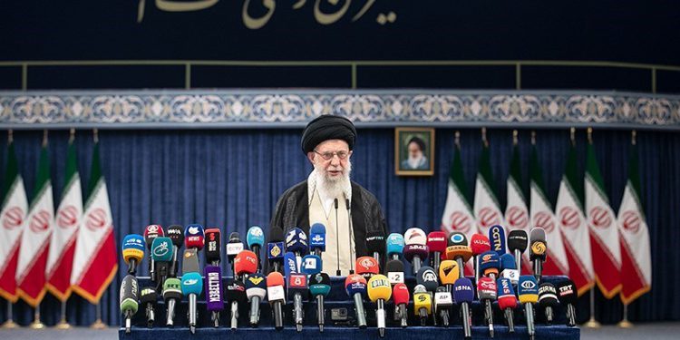 رهبرانقلاب:حضور مردم درانتخابات برای اثبات صحت نظام واجب است