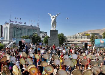 بزرگترین مراسم مولودی خوانی کشور در سنندج برگزار می شود