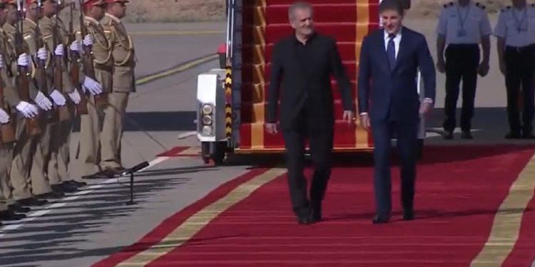 استقبال رسمی نچیروان بارزانی از رئیس جمهور ایران در فرودگاه اربیل