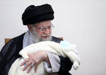 رهبر انقلاب : اجر خانواده‌های شهدا از شهدا کمتر نیست