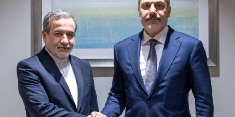دیدار و گفتگوی وزرای خارجه ایران و ترکیه در قاهره