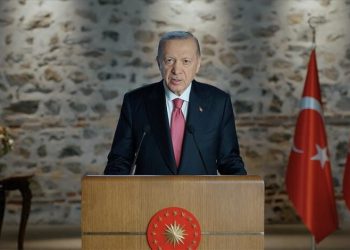 اردوغان: کردهای سوریه یا سلاح‌ بر زمین می‌گذارند یا با سلاح‌هایشان دفن می‌شوند