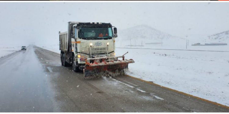برف‌روبی ۳۶۰۰ کیلومترباند ازجاده‌های کرمانشاه/ مه‌گرفتگی در برخی محورها