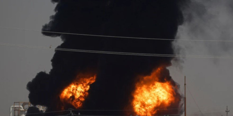 آتش سوزی یک پالایشگاه نفت در اربیل