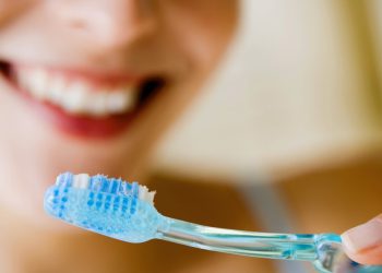 پوسیدگی دندان و ایجاد بیماری‌های لثه از عواقب عدم تعویض به موقع مسواک ها