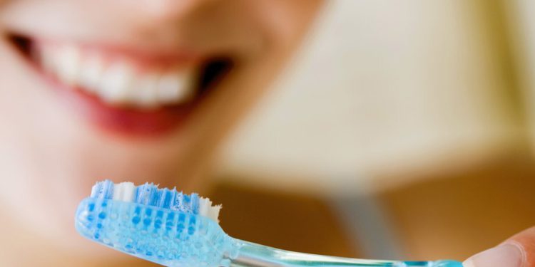 پوسیدگی دندان و ایجاد بیماریهای لثه از عواقب عدم تعویض به موقع مسواک ها