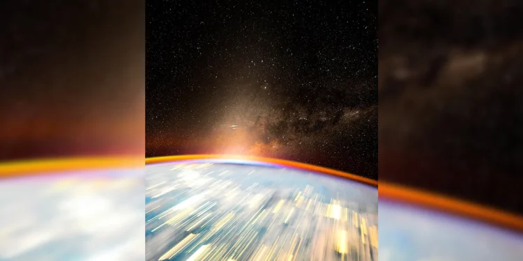تصویری فوق العاده از زمین و کهکشان راه شیری