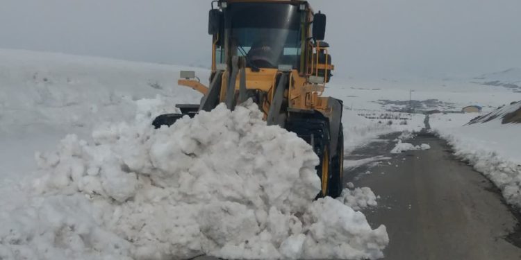 برف روبی بیش از ۷ هزار کیلومترباند از محورهای مواصلاتی استان کرمانشاه