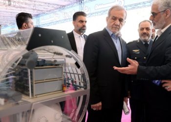 بازدید رئیس جمهور از نمایشگاه توانمندی‌ها و ظرفیت‌های وزارت دفاع و پشتیبانی نیروهای مسلح