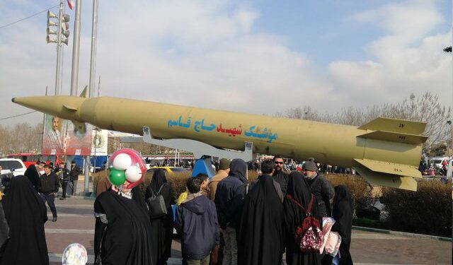 موشک دارای قابلیت شلیک به سمت سرزمین‌های اشغالی در تهران بە نمایش گذاشتە شد