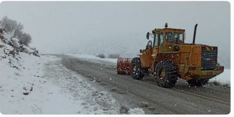 بیش از ۷ هزار کیلومترباند عملیات برف‌روبی در جاده‌های کرمانشاه/ رها سازی ۳۹ خودرو گرفتار در برف