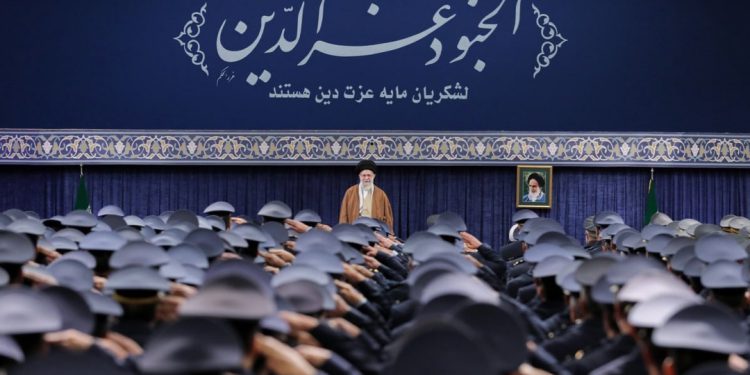 رهبر انقلاب: نباید با آمریکا مذاکره کرد