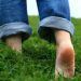 پیادهروی با پای برهنه روی چمن
