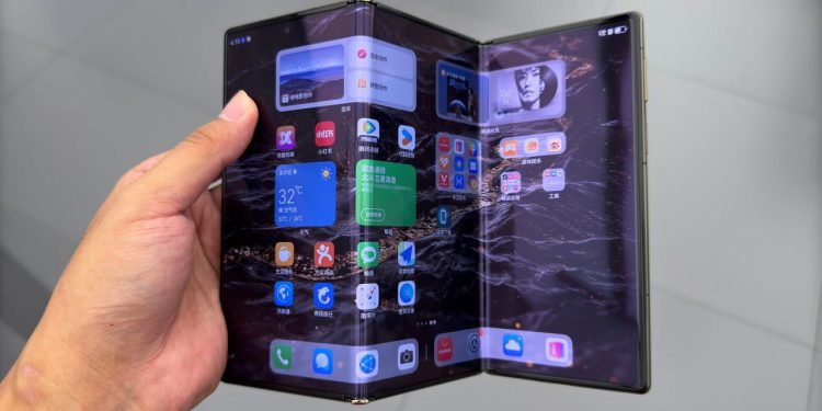 عرضه نخستین موبایل ۳ تای جهان در کنگره موبایل