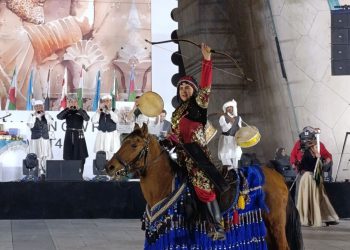 بانوی سوارکار کُرد با شعار صلح و امید آتش نوروز ۱۴۰۴ را روشن کرد