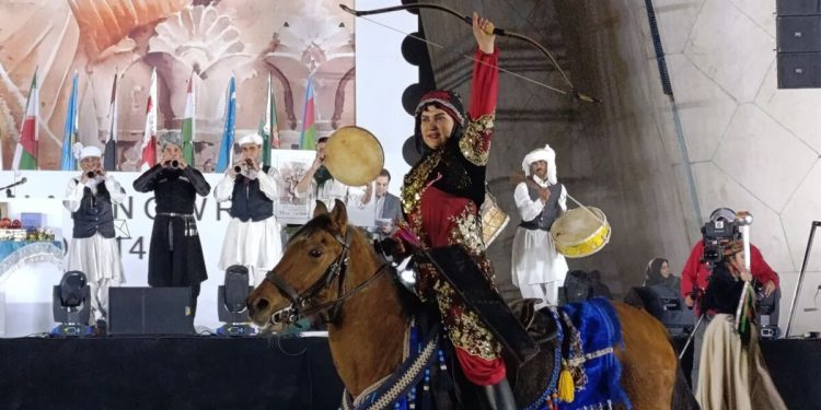 بانوی سوارکار کُرد با شعار صلح و امید آتش نوروز ۱۴۰۴ را روشن کرد