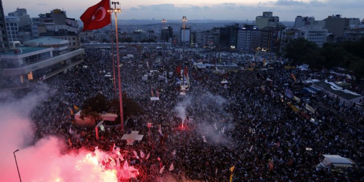 ادامە اعتراضات در دەها استان ترکیه؛ رد اتهامات مربوط به «تروریسم» از سوی شهردار بازداشتشده استانبول
