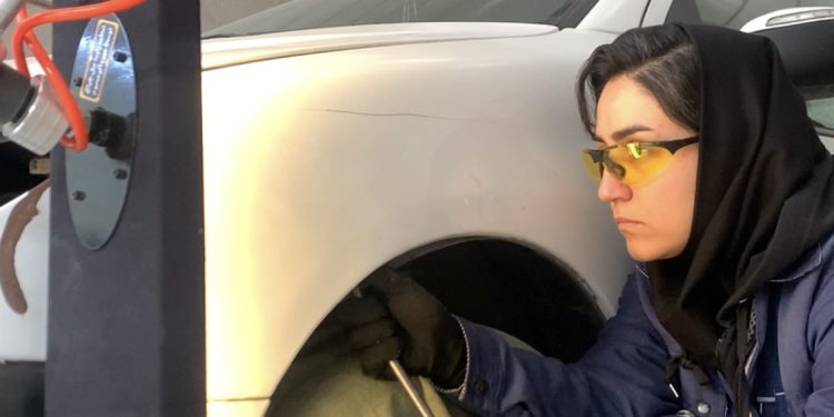 نگاه مردم به یک صافکار زن عجیب و پر از سئوال است/ برای تک بودن باید سختی کشید