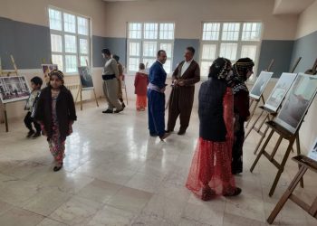 استقبال گردشگران نوروزی از نمایشگاه عکس «رمضان در هورامان»