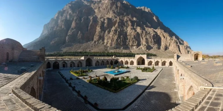 بازدید روزانه ۳‌هزار گردشگر نوروزی از محوطه جهانی بیستون