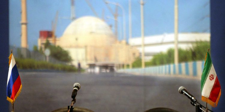 تاکید کرملین بر تلاش برای حل صلح آمیز پرونده هستهای ایران